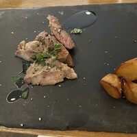 トラットリア ブラチェリア アゴスティーノ!! - ポーク:  付け合わせのさつまいもは、一度焼き芋にしてから揚げていると思います。微かにスプリンクルされた濃ゆい味の塩効果から究極に甘さがででとても美味し食いたいだきました