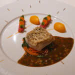 ロオジエ - 萩産甘鯛のうろこ焼き　紅心大根に包んだヴェルヴェンヌ風味のキャロットのムースリーヌ　キャラメリゼした魚のジュとシトロンコンフィ