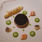 ロオジエ - 北海道産毛ガニとキャビア・オシェトラ　ホワイトアスパラガスのロワイヤル　カルダモン風味　菜の花のクーリ