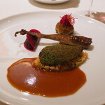 ロオジエ - ピジョン胸肉　ハーブのクルート　もも肉のコンフィ　キャベツのボンボン　ブルグール　甘酸っぱいビーツ　ブーダンピジョン　ジュ ド ピジョン