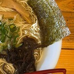 麺屋 だいくう - 博多中華そば（大盛り）右　　　　　　　　　　　　　　　　　　　　　　【Aセット】¥950円　大盛りなので¥1050
      （中華そば＋唐揚げ＋ご飯）