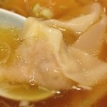藤九郎 - ワンタン

ピロピロ部分が大部分占めています。
ラーメンと100円しか変わらないのだから、
文句は無い。