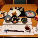 南部屋・海扇閣 - 基本セットは長皿の前菜とお造りです