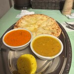 シャングリーラ - ツレのチーズナンとバターチキンカレーと豆カレー