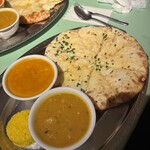 シャングリーラ - ガーリックチーズナン。豆カレーと海鮮カレー