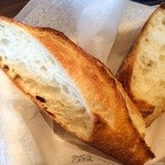 ジュ ジュ ボワット トレ ジョリ! - バゲットもついてきます。焼き具合がよくて、引のある、ちゃんと美味しいフランスパンです。