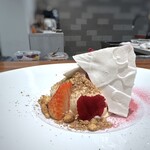 Refugeforestiere 五島 - ◆あまおう、ビーツのムース、バニラアイス、メレンゲクッキー 盛り付けの工程を眺めていたのですが、丁寧に盛り付けられ記載した品以外にも 色々使用されていました。凄いな～♪