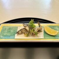 正月屋吉兆 新宿伊勢丹 - 稚鮎の揚げ。苦味と香りが一体となっている。おいしい！