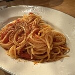 ODETTER - シンプルな調味料で作るトマトパスタ、これでミニサイズ。トマトの旨みが最大限出ていてくどくなく締めにピッタリ。