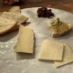 ODETTER - チーズ2種盛りとあったが、3種に加えてレーズンとパン付き！このカマンベールが濃い赤に合いすぎた、、