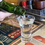 三幸酒店 - 一升瓶からピタットなみなみ注いでくれる。見事なお手前