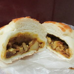 サンメリー - （ご当地パンフェア）兵庫：牛すじカレーパン 断面