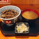 焼肉丼 みらく - 焼肉丼、みそ汁、もやしナムル