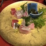 にっしょうかん新館 梅松鶴 - 金のお皿に新鮮なお刺身