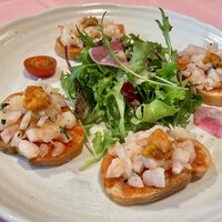 スモークサーモンのタルタルと生ウニのせクロスティーニ