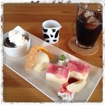 Leche - 期間限定メニュー。フローズンケーキラズベリー白桃と黒ごまプリンのケーキセット