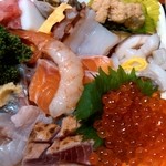 さいとう - 海鮮丼具の大盛りの別盛り刺身：どあっぷ図 その２by ももち