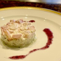 ステーキ屋 扇 - 本日のオードブル。冬野菜と海老のタルタル セルクル仕立て。大根のコンソメ煮・白菜・海老と食感も楽しめる前菜！