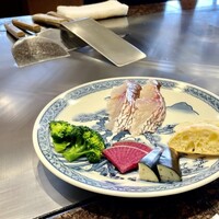 ステーキ屋 扇 - 本日の鮮魚は真鯛。紅心大根・茄子・ブロッコリー・チャパタ