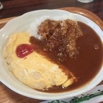 くらつき - なんとなくオムレツカレー。
            おばちゃんがフレンドリーだから満員。和風に味噌汁と！