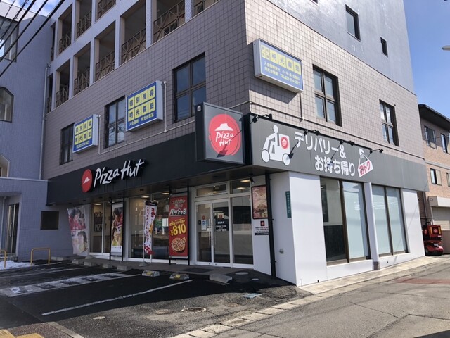 ピザハット 旭ヶ丘四条通り店 - 黒松（ピザ）の写真