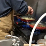 てらもと食堂 - すぐ近くで調理風景が楽しめます。