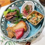 つんつる天 - 料理写真:前菜としては豪華です！右上はローストビーフで下はサヨリの焼き。両サイドも満足！