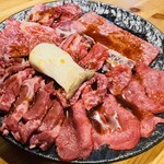 炭火焼肉 逸久 - 料理写真:逸久盛り合わせ　¥3,580