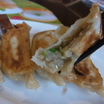 バーミヤン - 餃子の断面。ピリッとニンニクがきいていました