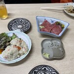 しろちゃん - 陳列棚から取った、ポテサラとマグロのお刺身