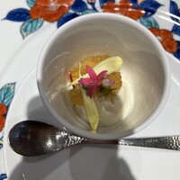 シェ フルール 横濱 - アミューズはカリフラワーのムース