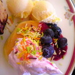 カリフォルニアン - パンケーキにトッピング（苺ホイップ+ブルーベリー+カラーチョコ+バニラアイス）