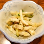 居酒屋 さか盛 - つきだし（ミミガー）