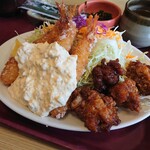 どんじゅう - チキン煮込みとエビフライ