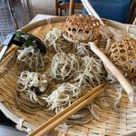 ちゅうじ食堂 - そばととうじの玉ザル。左の杓子は汁と具をよそうのに使います