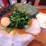 ラーメン 末廣家 - 中盛チャーシュー麺。オプションでのり、味玉、ほうれん草、ライス。