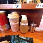 ラーメン 末廣家 - 卓上調味料。揚げニンニクうまかった！