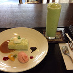 ゆらり - 美肌ジュース、抹茶とチョコのケーキ