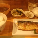 食堂カフェ 二兎 - 夜の魚定食（1050円）