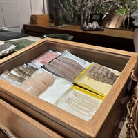 天てんぷら うち津 - こちらも散々揚げてもらったあとのお魚たち