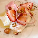 ウラエビス - 苺とブラータチーズのサラダ