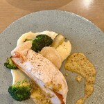 ウラエビス - 大山鶏むね肉のポシェ シャルキュティエールソース