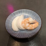 大阪中華サワダ飯店 - お通し。何かの漬物と海老。