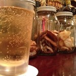 ロックフィッシュ - 名物「白い蓋」日替わりでおせんべいやうまい棒など、乾きもの天国です。