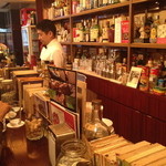 ロックフィッシュ - 本がたくさんありますし、新聞もあります。待ち合わせにも最適です。