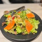伊まる - サーモンの和風サラダ（950円）