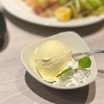 伊まる - バニラアイス（400円）