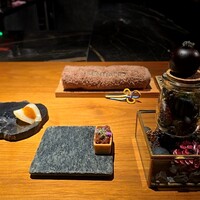 sentiamo - 右から、ホタテのヘーゼルナッツムース？、馬肉のタルタル、ホタルイカとからすみ、馬肉のタルタルはお皿から落ちていたので戻しました