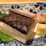 橋 - こちらも名物の「しめかま」。しめ鯖とかまぼこのマリアージュ。たまり醤油と生姜、みょうがでいただきます。洋酒に最高。