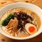 Menkuiya - 味噌ラーメン　ベースは豚骨スープです　麺は中太麺、白みそと麦味噌を合わせたものを使って、ショウガやニンニクで味を整えました